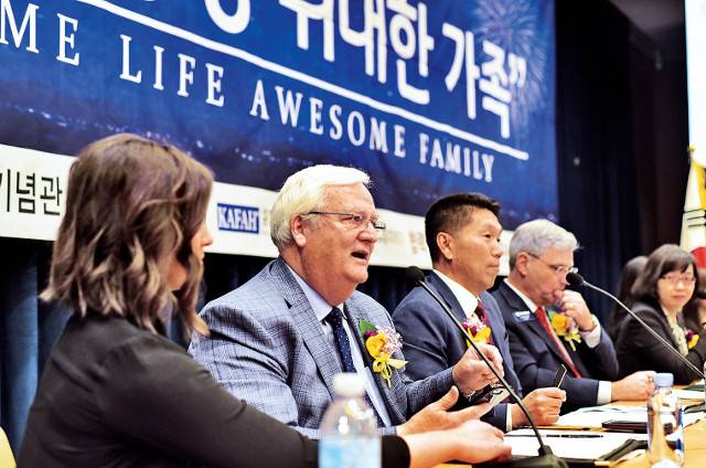 허브 매커시 세이브더스트록스 이사장(왼쪽 두 번째)이 지난해 1월 서울 국회에서 열린 ‘국제 생명주의 성가치관 교육을 위한 포럼’에서 “낙태는 영적 문제이므로 교회는 낙태가 죄이자 살인임을 알려야 한다”고 강조하고 있다.