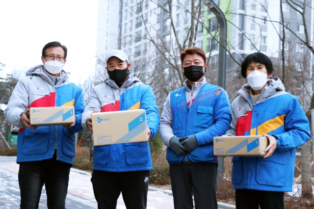 인천 송도SK뷰 단지에서 근무 중인 블루택배 배송원들의 모습. CJ대한통운 제공