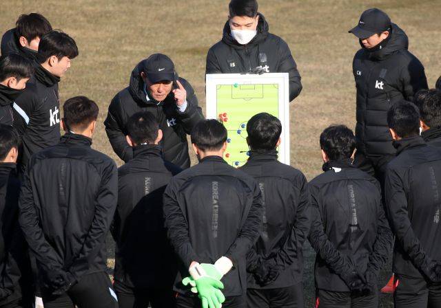 김학범 대한민국 남자 올림픽 축구대표팀 감독이 12일 오후 강원 강릉시 종합운동장에서 새해 첫 소집 훈련을 시작하며 선수들에게 작전을 지시하고 있다. 연합뉴스