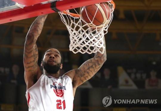 12일 경남 창원시 의창구 창원체육관에서 열린 '2020-2021 현대모비스 프로농구' 창원 LG 세이커스와 울산 현대모비스 피버스의 경기. 현대모비스 숀롱이 덩크슛을 하고 있다. [창원=연합뉴스]