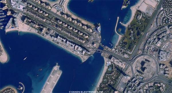 USA캐논이 대중에게 공개한 두바이 항공촬영 사진. 캐논은 지난 2017년부터 정밀 카메라를 탑재한 소형 인공위성을 발사해 지구에 대한 정밀 사진 데이터를 모으고 있다. 이는 개인 소장용부터 농업·도시계획 등 산업분야까지 다양하게 활용될 전망이다. [사진 제공 = USA캐논]