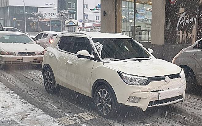 12일 갑자기 내린 눈에 미끄러지지 않기 위해 차량들이 서행 운전하고 있다. [사진 촬영 = 최기성]