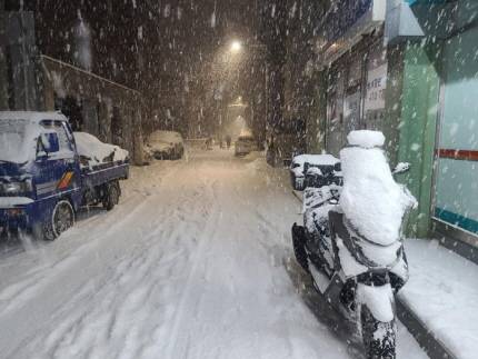 지난 6일 폭설로 도로에 눈이 쌓여있다. [사진 제공 = 라이더유니온]