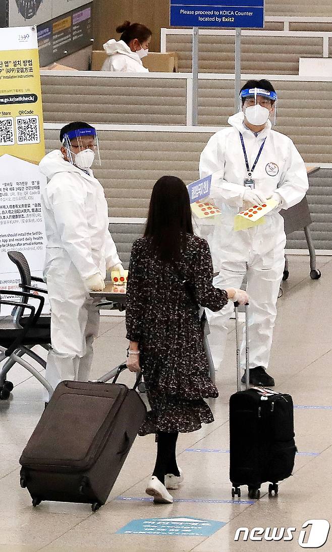 지난 6일 인천국제공항 입국장에서 방역 관계자들이 해외 입국자에게 동선을 안내하고 있다. /사진=뉴스1