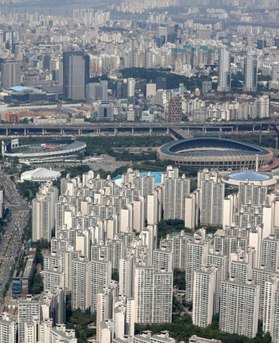 토지거래허가구역으로 지정된 서울 송파구 종합운동장 부지와 인근 아파트 모습/사진= 뉴시스