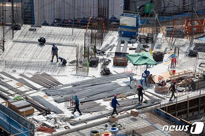 지난해 6월 서울시내 한 아파트 공사현장에서 작업을 하는 인부들 모습. /사진=뉴스1