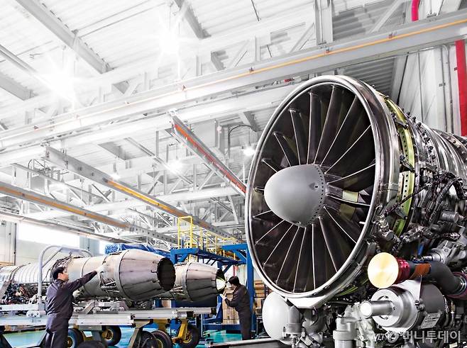 한화에어로스페이스 창원공장에서 근로자들이 항공엔진을 검수하고 있다./사진제공=한화에어로스페이스
