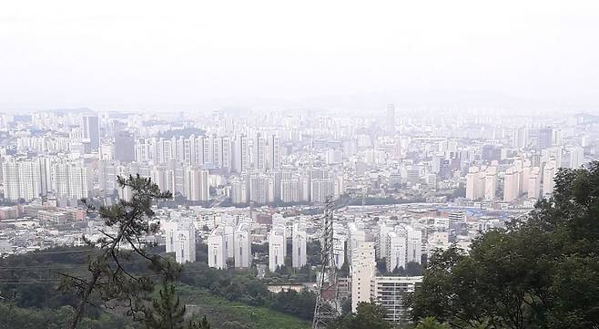 조정대상지역 지정 등으로 신축년 새해 광주·전남지역 분양사업경기가 꽁꽁 얼어붙을 것으로 전망됐다.광주 북구 두암지구 아파트 단지/사진=머니S DB.