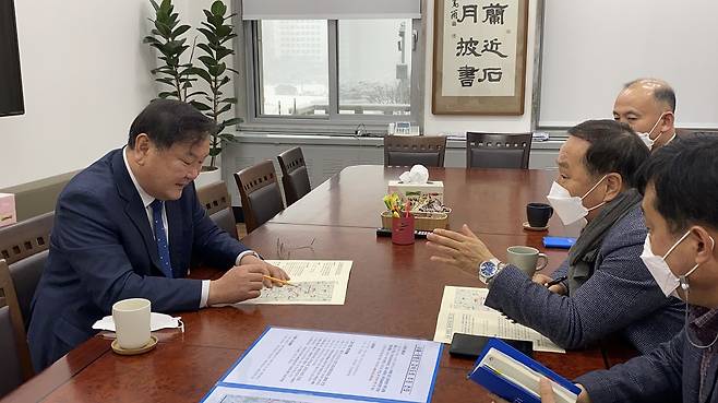 정동균 양평군수 국회의원 6명 방문. 왼쪽은 김태년 원내대표. / 사진제공=양평군