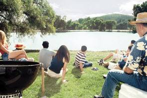 익숙한 곳, 멀지 않은 곳, 지속가능한 곳으로 떠난 가족소풍의 평화로운 풍경 [부킹닷컴 제공]