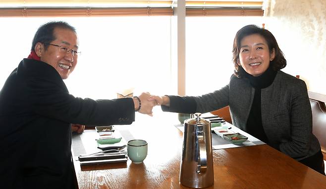 나경원 전 의원(오른쪽)과 무소속 홍준표 의원이 12일 서울 마포구 한 식당에서 만나 악수하고 있다. [연합]스