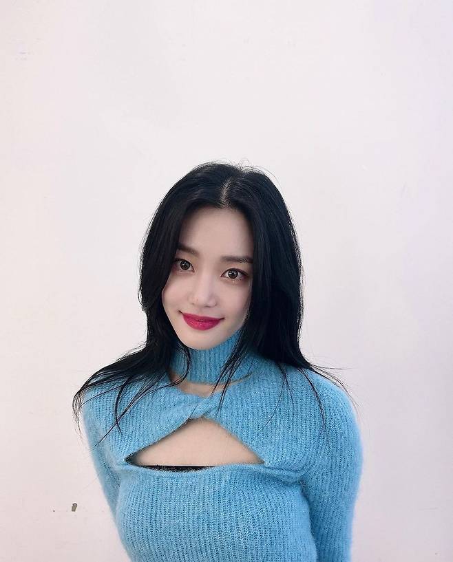 Actor Lee Yu-bi released a photo taken at the time of recording KBS Joey Loves Intervention Season 3.Lee Yu-bi posted a photo on his personal instagram on January 12 with an article entitled Loves Intervention tonight.Lee Yu-bi, in the public photo, is taking various poses and looking at the camera, and he is taking a selfie with the script of Loves Interference.