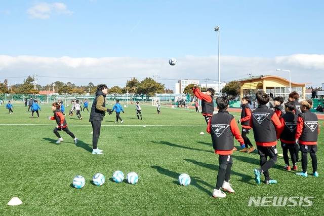 [서귀포=뉴시스] 2020년 1월 전지훈련을 진행하는 축구팀 모습. (사진=서귀포시 제공)