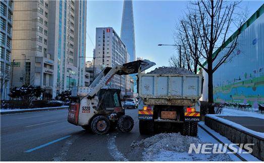 [서울=뉴시스] 서울시는 지난 6~7일 내린 폭설에 대한 제설작업을 완료했다고 10일 밝혔다. 사진은 서울시에서 제설작업을 실시하고 있는 모습이다. (사진=서울시 제공) 2021.01.10. photo@newsis.com