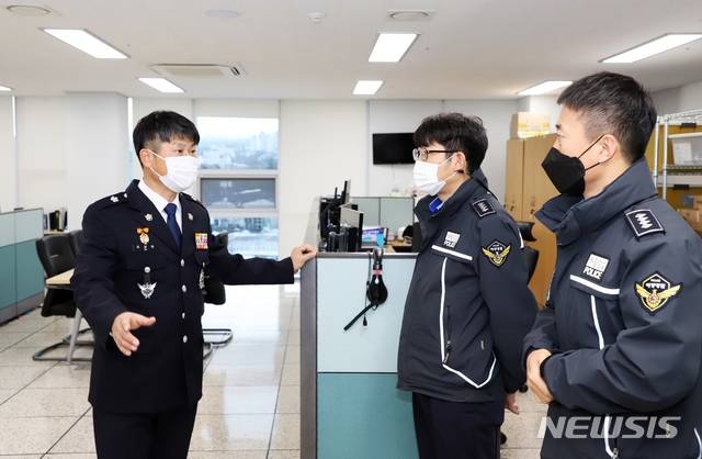 오상권(왼쪽) 신임 제주지방해양경찰청장이 직원들과 대화를 나누고 있다. ⓒ제주해양경찰청