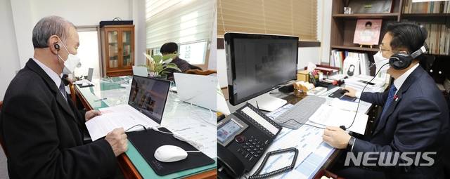 [괴산=뉴시스]강신욱 기자 = 충북 괴산군은 신종 코로나바이러스 감염증(코로나19) 확산 방지를 위해 올해 군민과의 대화를 비대면 PC 영상대화 방식으로 12일부터 19일까지 진행한다. 괴산군청에서 이차영(오른쪽 사진) 군수가 괴산읍사무소에서 이동훈 괴산읍노인회장이 PC로 대화를 하고 있다. (사진=괴산군 제공) photo@newsis.com