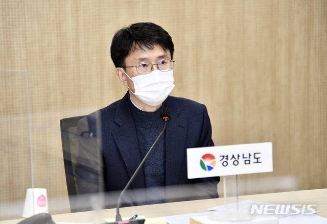 [창원=뉴시스] 홍정명 기자= 경남도 박종원 경제부지사가 12일 도청 본관 5층 영상회의실에서 부산, 울산시 경제 부단체장 및 서울본부장 등이 참석한 가운데 '가덕신공항 부울경 추진단 발족 영상회의'를 주재하고 있다.(사진=경남도 제공) 2021.01.12. photo@newsis.com