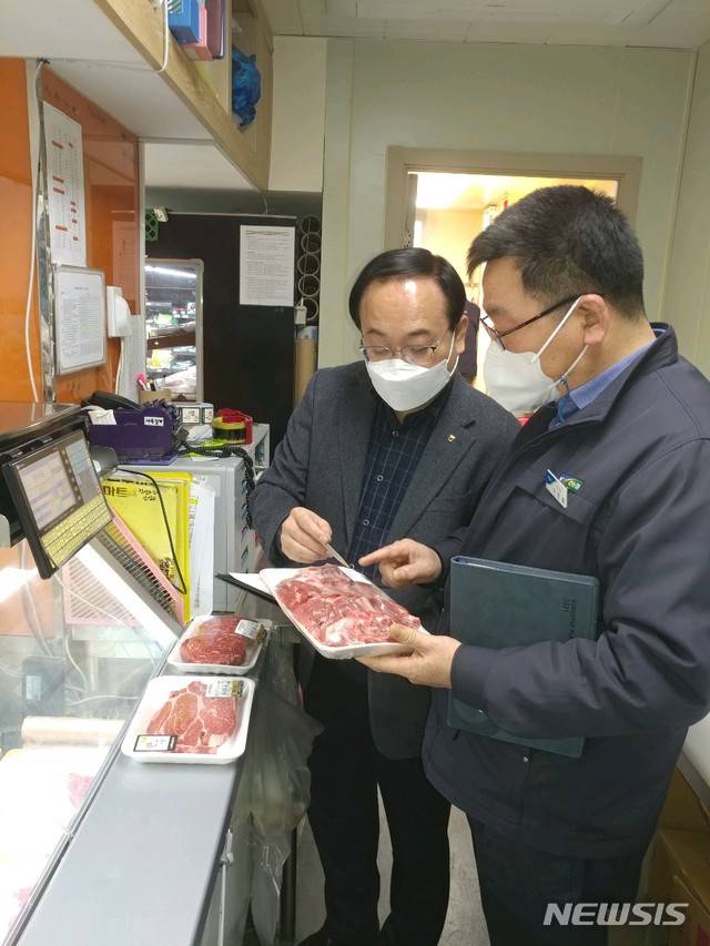 [청주=뉴시스] 김재광 기자 = 신대순 농협중앙회 충북본부 경제지주 부본부장이 12일 청주 강내농협 하나로마트에서 축산물 원산지와 중량미달여부 등을 점검하고 있다.(사진=충북농협 제공)2020.01.12photo@newsis.com