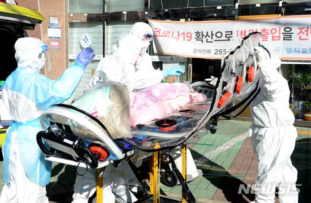 [울산=뉴시스] 배병수 기자 = 신종 코로나바이러스 감염증(코로나19) 확진자가 19명이 발생한 울산시 남구 모 요양병원 앞에서 17일 오후 소방대원들이 확진자를 타 의료기관으로 이송하기 위해 구급차로 옮기고 있다. 2020.12.17.  bbs@newsis.com