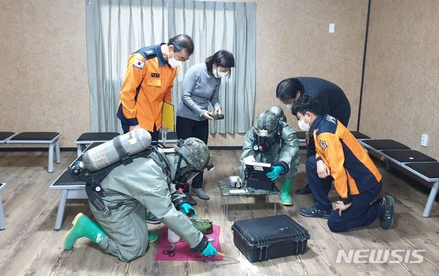[대구=뉴시스]이은혜 기자 = 육군 제50사단은 12일 경북 영천시민운동장에서 대구·경북경찰청, 대구소방안전본부 특수전략팀이 함께 참여하는 통합 화생방테러 대응 초동조치 훈련을 했다. 2021.01.12. (사진=육군 제50사단 제공) photo@newsis.com