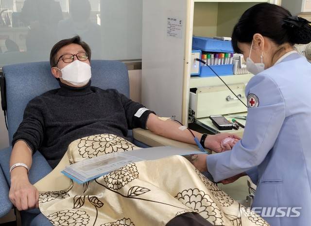 [부산=뉴시스] 허상천 기자 = 부산시장 보궐선거에 출마한 박형준 국민의힘 예비후보가 12일 오후 적십자사 부산혈액원(헌혈의집)을 방문해 생명나눔⸱이웃사랑 실천 일환으로 ‘사랑의 헌혈’ 릴레이 운동에 동참했다. 2021.01.12. (사진 = 국민의힘 제공)  photo@newsis.com