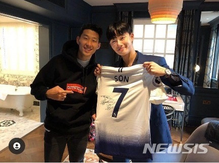 [서울=뉴시스]배우 박서준과 손흥민. (사진=박서준 인스타그램 사진 캡처) 2021.01.12. photo@newsis.com