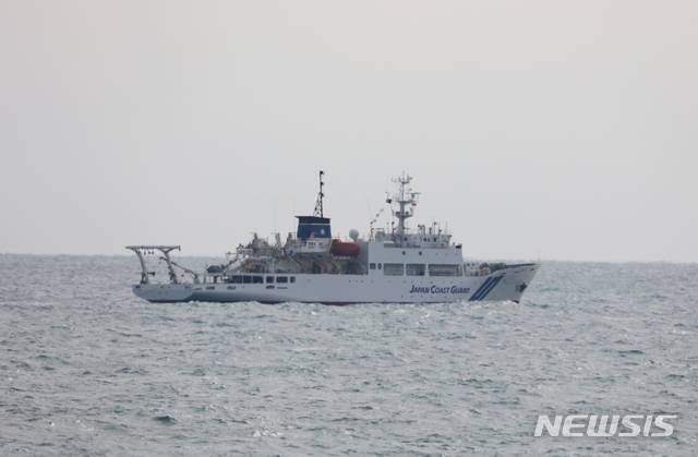 [제주=뉴시스]제주지방해양경찰청은 11일 0시께 제주 서귀포 남동쪽 130㎞ 해상에서 일본 해상보안청 측량선 '쇼요'(昭洋)가 사전 동의 없이 해양조사를 하고 있는 것을 발견했다. 해경은 3000t급 경비 함정 3003함과 3012함을 교대로 출동시켜 일본 해상보안청 측량선 '쇼요'를 향해 무선으로 조사 활동을 중지를 요청하고 있다. 사진은 12일 제주 해경과 대치 중인 일본 해상보안청 측량선 소요 모습. (사진=제주해경청 제공) 2021.01.12. photo@newsis.com