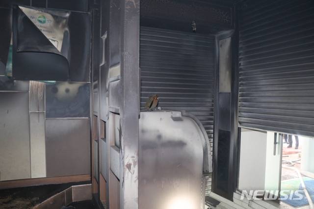 [수원=뉴시스]12일 오전 7시40분께 경기 용인시 동천동 축협에서 화재가 발생해 은행 내 가구와 비품 등이 불에 탔다. 다행히 인명피해는 발생하지 않았다. 2021.01.12. (사진=용인소방서 제공)