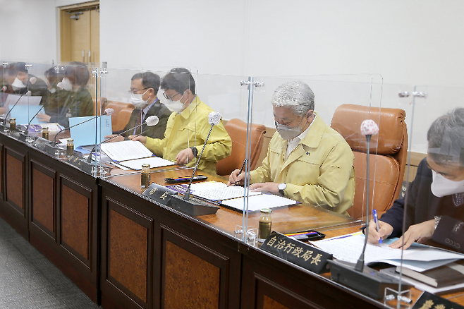 청렴서약서에 서명하고 있는 김양호 삼척시장과 공무원들. 삼척시청 제공