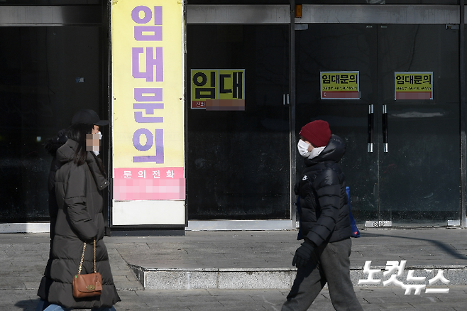 지난 10일 서울 용산구 이태원 거리에 한 상가에 임대 안내문이 붙어 있다. 이한형 기자