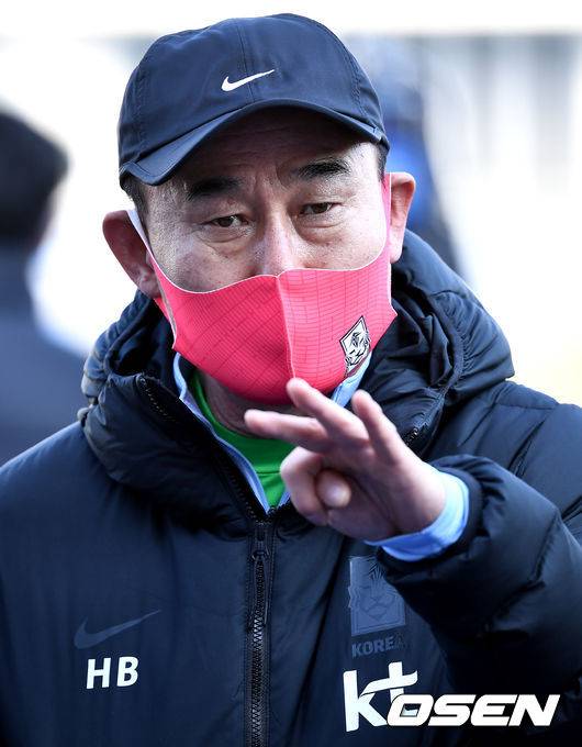 [OSEN=강릉, 최규한 기자] 김학범 감독이 이끄는 대한민국 축구 올림픽대표팀이 12일 오후 강릉 종합운동장에서 도쿄올림픽을 준비하는 2021년 1차 국내 소집훈련을 가졌다.  김학범 감독이 훈련 시작을 앞두고 취재진과 질의응답 시간을 갖고 있다. / dreamer@osen.co.kr