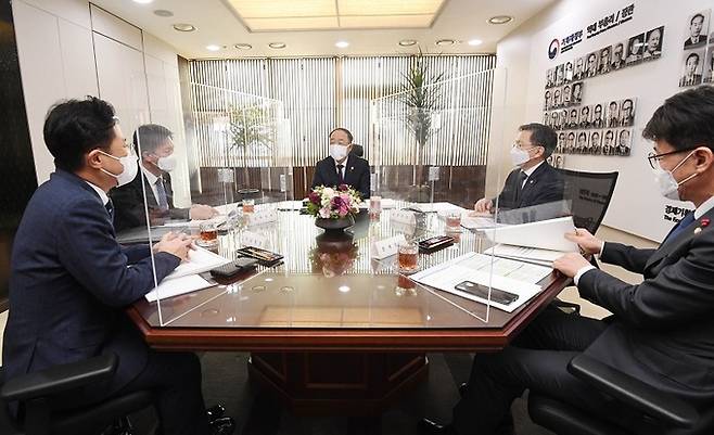 홍남기 경제부총리 겸 기획재정부 장관이 12일 오후 정부세종청사에서 열린 외청장 회의를 주재하고 있다. 뉴스1