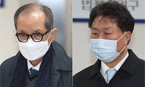 인체에 유독한 원료 물질을 사용한 가습기살균제를 제조·판매한 혐의로 기소된 홍지호 전 SK케미칼 대표(왼쪽)와 안용찬 전 애경산업 대표가 12일 오후 서울 서초구 서울중앙지방법원에서 열린 업무상과실치사 등 1심 선고공판을 마치고 나서고 있다. 이날 서울중앙지법 형사합의23부(부장판사 유영근)는 홍 전 대표와 안 전 대표에게 무죄를 선고했다. 뉴스1