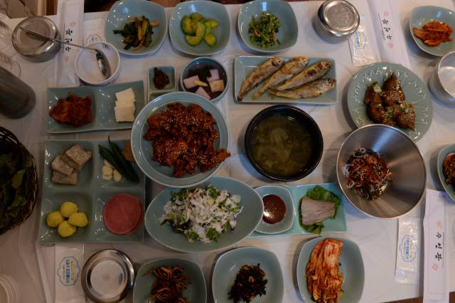 강진에는 9,000원짜리 저가 한정식도 있다. 하지만 상차림은 9,000원 짜리라고 하기엔 믿을 수 없을 정도로 푸짐하다.