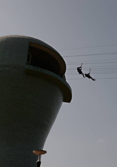 강진 가우도에 설치된 짚트랙은 970m 길이로 바다를 가로질러 육지에 도착한다.