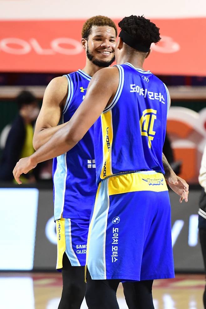 서울 삼성 케네디 믹스(왼쪽)가 아이제아 힉스와 이야기하고 있다. KBL 제공