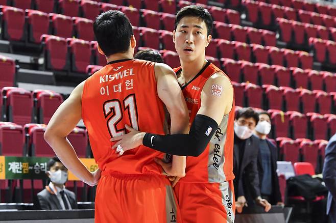 인천 전자랜드 정효근(오른쪽). KBL 제공