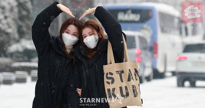 우아! '함박눈 속 예쁜미소!' [영상]