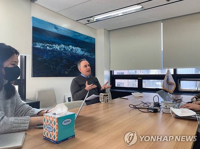 인터뷰 중인 스티브 해밀턴 IOM 한국 대표 (서울=연합뉴스) 스티브 해밀턴 국제이주기구(IOM) 한국대표부 신임 대표가 IOM 한국본부에서 연합뉴스와 인터뷰를 하고 있다.[IOM 제공]