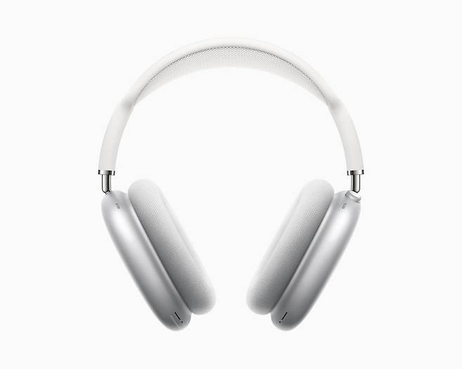 애플, 무선헤드폰 '에어팟 맥스' 발표 (샌프란시스코=연합뉴스) 정성호 특파원 = 아이폰 제조업체 애플이 무선 이어폰 '에어팟'에 이어 2020년 12월 8일(현지시간) 무선 헤드폰 '에어팟 맥스'(Airpods Max)를 발표했다. 애플은 이날 "매혹적인 에어팟의 경험을 생생한 음질의 오버이어(귀를 감싸는 형태) 디자인에 적용한 에어팟 맥스를 선보인다"고 밝혔다. [애플 제공. 연합뉴스 자료사진. 재판매 및 DB 금지]