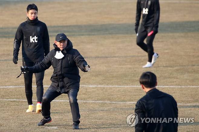작전 지시하는 김학범 감독 (강릉=연합뉴스) 양지웅 기자 = 김학범 대한민국 남자 올림픽 축구대표팀 감독이 12일 오후 강원 강릉시 종합운동장에서 새해 첫 소집 훈련에서 선수들에게 작전을 지시하고 있다. 2021.1.12 yangdoo@yna.co.kr