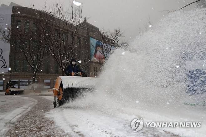 제설 또 제설 (서울=연합뉴스) 이정훈 기자 = 많은 눈이 내린 12일 오후 서울광장에서 서울시 관계자들이 제절 작업을 하고 있다. 2021.1.12 uwg806@yna.co.kr