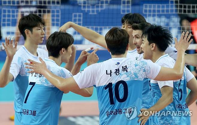 환호하는 우리카드 선수들 (서울=연합뉴스) 27일 인천계양체육관에서 열린 도드람 2020-2021 V리그 우리카드와 대한항공과의 경기에서 득점에 성공한 우리카드 선수들이 기뻐하고 있다. 2020.12.27       [우리카드 배구단 제공. 재판매 및 DB 금지] photo@yna.co.kr