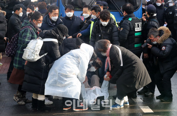 학대 받아 숨진 것으로 알려진 정인이 양부모에 대한 첫 재판이 열린 13일 오전 서울 양천구 서울남부지방검찰청에서 시민들이 호송차량의 앞을 막으며 사형을 외치고 있다. (사진=뉴시스)