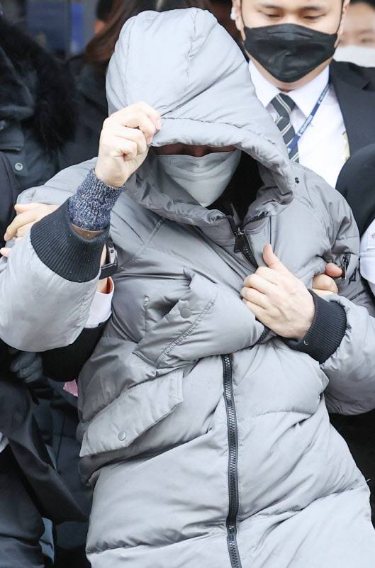 16개월 된 입양 딸 정인 양을 학대해 숨지게 한 혐의를 받는 양부모의 첫 재판이 열린 13일 서울남부지법에서 양부 안 모 씨가 재판을 마치고 나오고 있다 (사진=연합뉴스)