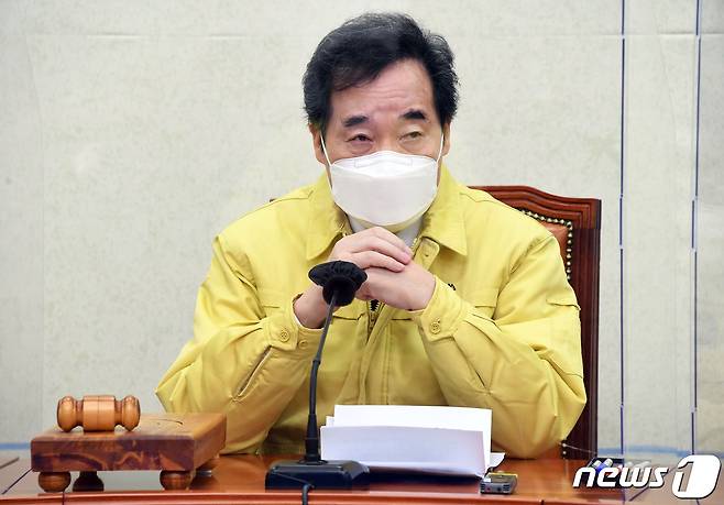 이낙연 더불어민주당 대표는 지난 11일 “지금은 코로나 양극화 시대다. 고소득층의 소득은 더 늘고 저소득층의 소득은 줄어드는 K자모양의 양극화”라며 밝혔다./뉴스1 © News1 박세연 기자