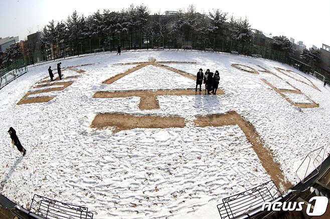 비대면 졸업식이 진행된 13일 오전 서울 노원구 태랑초등학교 운동장에 전날(12일) 내린 눈으로 만든 졸업 축하 글귀가 적혀 있다./뉴스1 © News1 이동해 기자