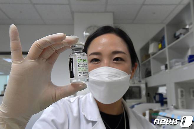 셀트리온 2공장 연구실에서 연구원이 셀트리온 코로나19 항체 치료제를 살펴보고 있다. /뉴스1 © News1 정진욱 기자