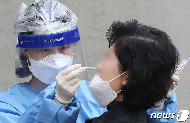 대전 대덕보건소에 마련된 선별진료소에서 시민들이 검사를 받고 있다. 뉴스1 © News1 김기태 기자