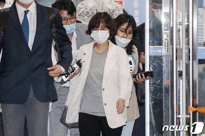 임순영 서울시 젠더특보가 21일 서울 성북경찰서에서 참고인 신분으로 조사를 마치고 발걸음을 옮기고 있다. 2020.7.21/뉴스1 © News1 이승배 기자